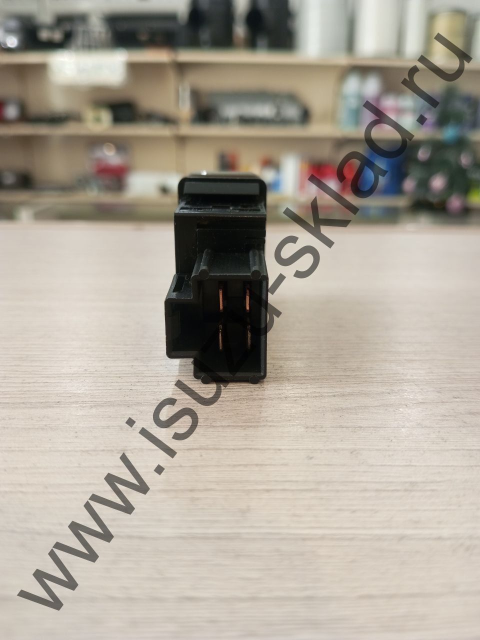 Кнопка включения света в кабине nqr71/75