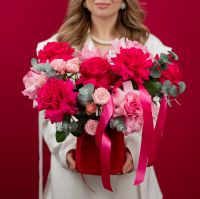 Шляпная коробка с кустовыми и французскими розами