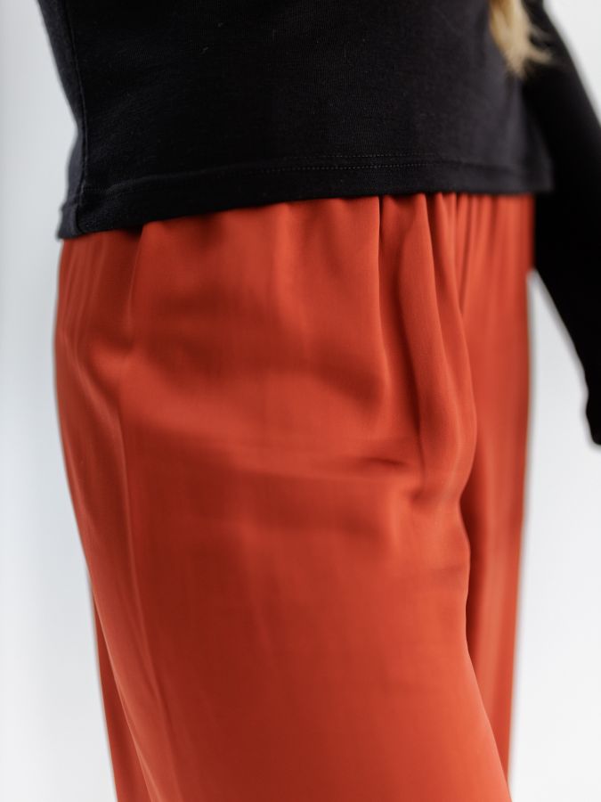 Брюки из сатина огненные