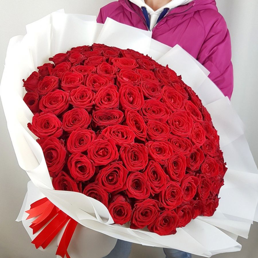 101 красная роза в упаковке