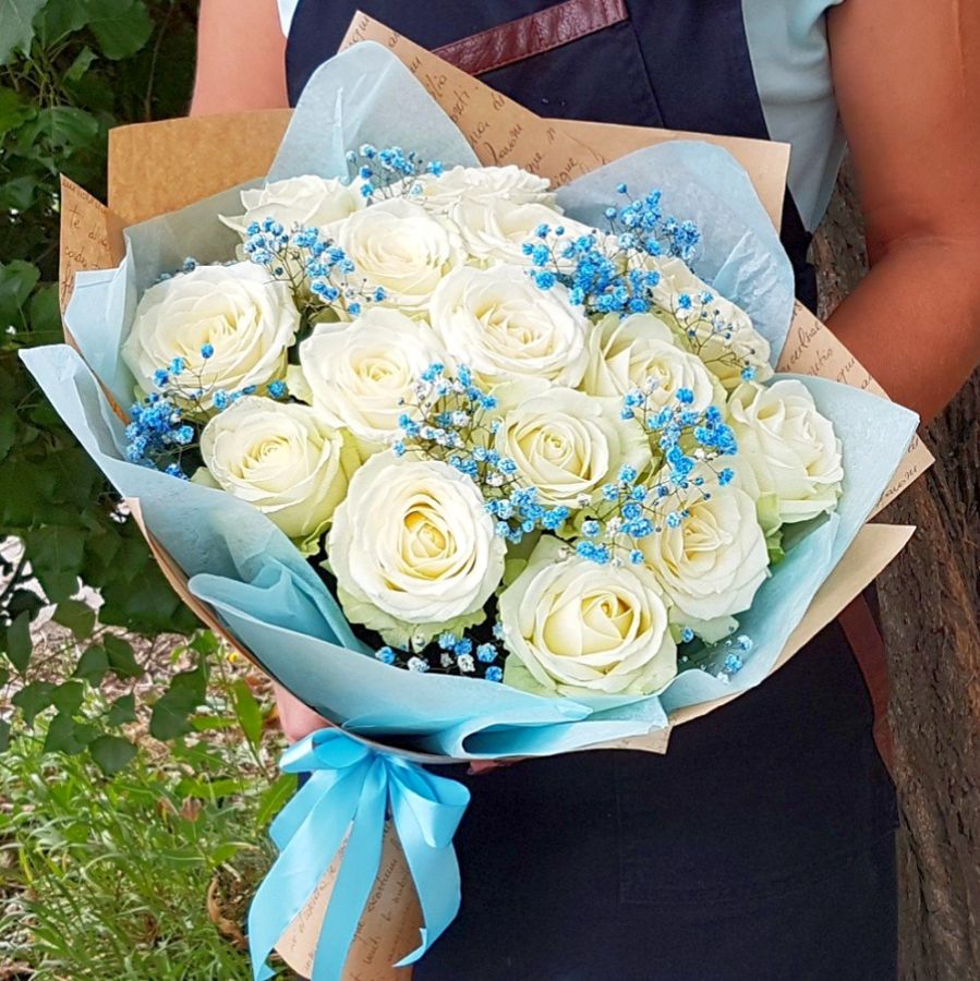 15 белый роз с гипсофилой