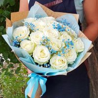 15 белый роз с гипсофилой