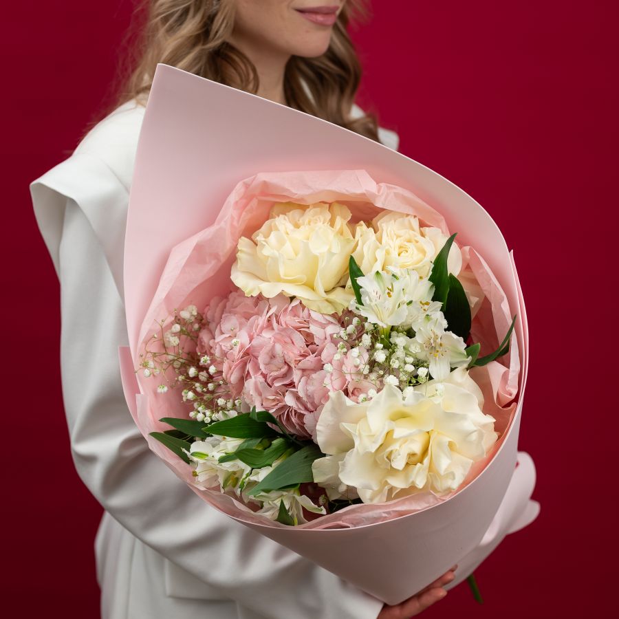 Сборный букет с гортензией