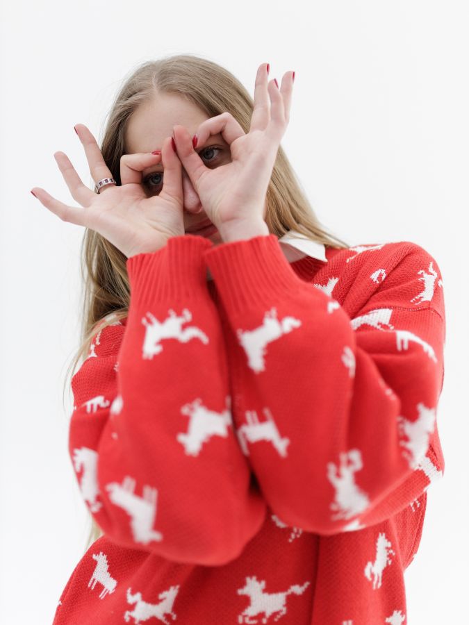 Свитер с лошадками красный