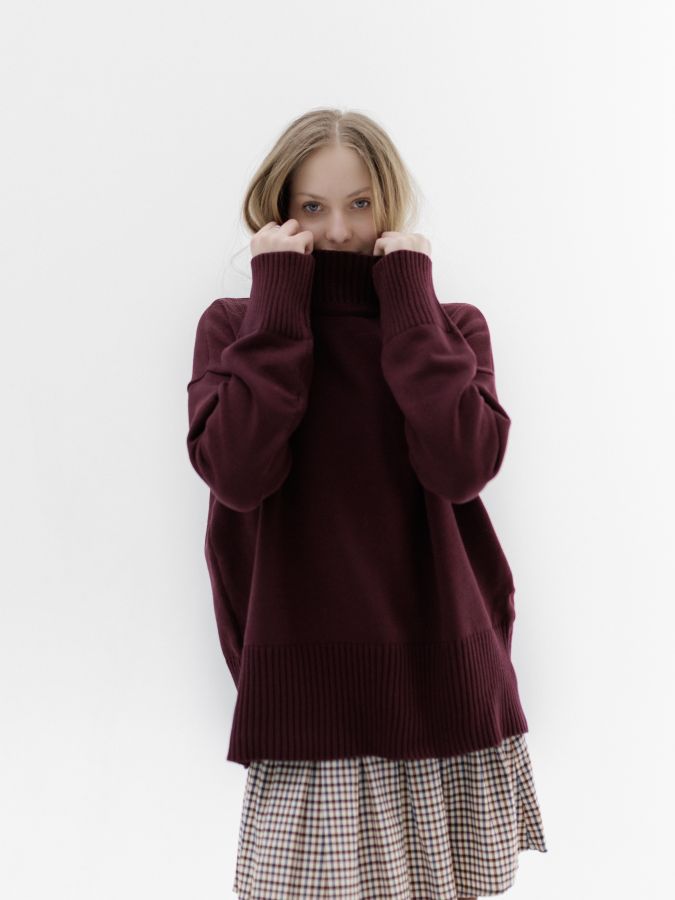Свитер винный с воротником