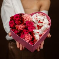 Сердце из кустовой розы и рафаэлло