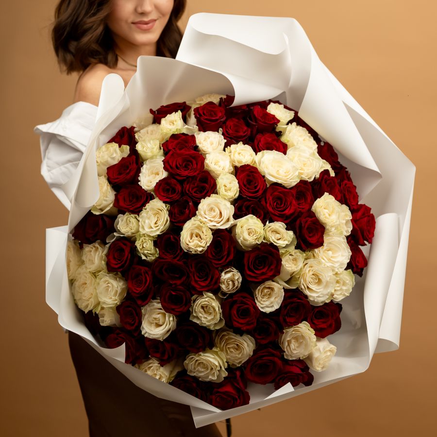 Красные и белые розы 101 шт (60см)
