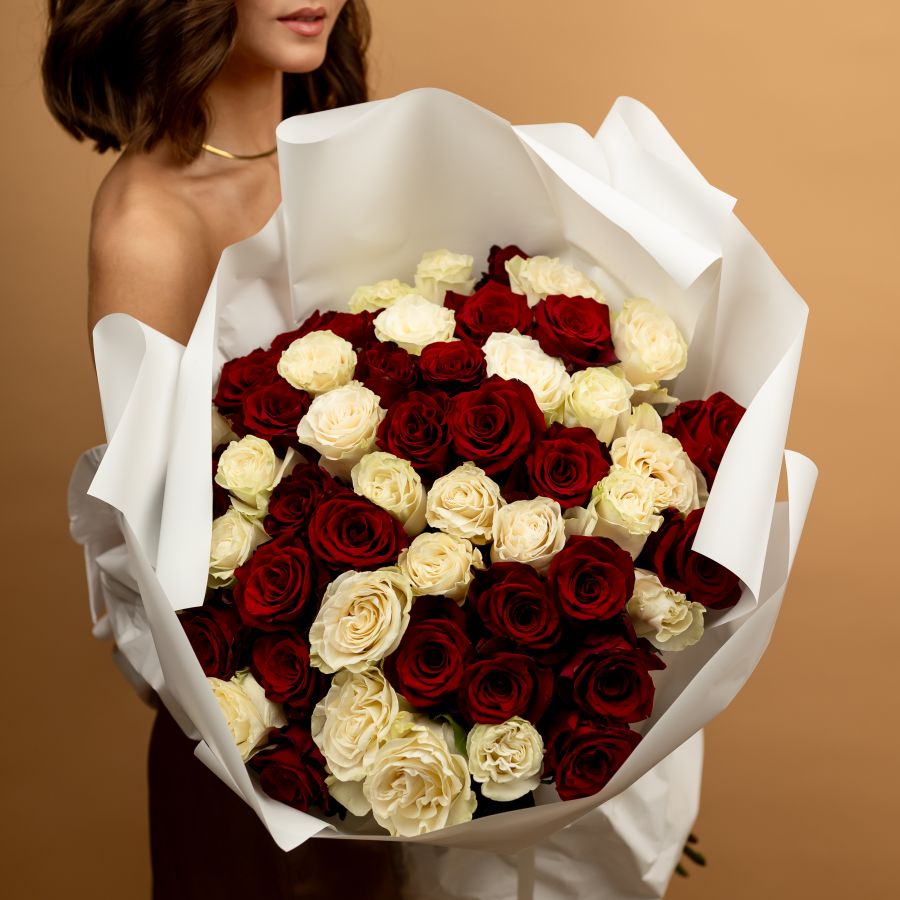 Красные и белые розы 51 шт (60см)