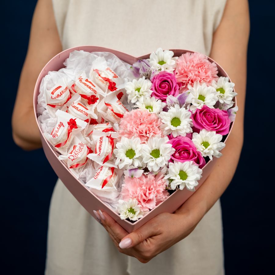 Сердце с рафаэлло и цветами