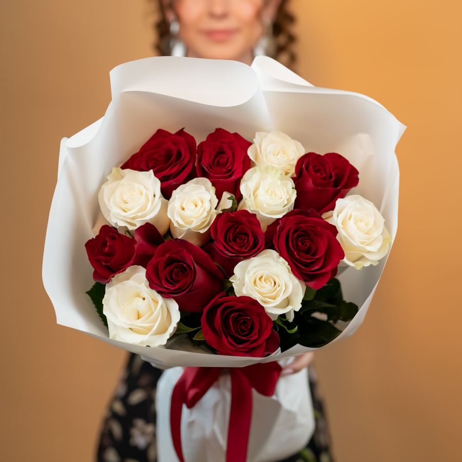 Красные и белые розы 15 шт (60см)