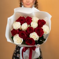 Красные и белые розы 15 шт (60см)
