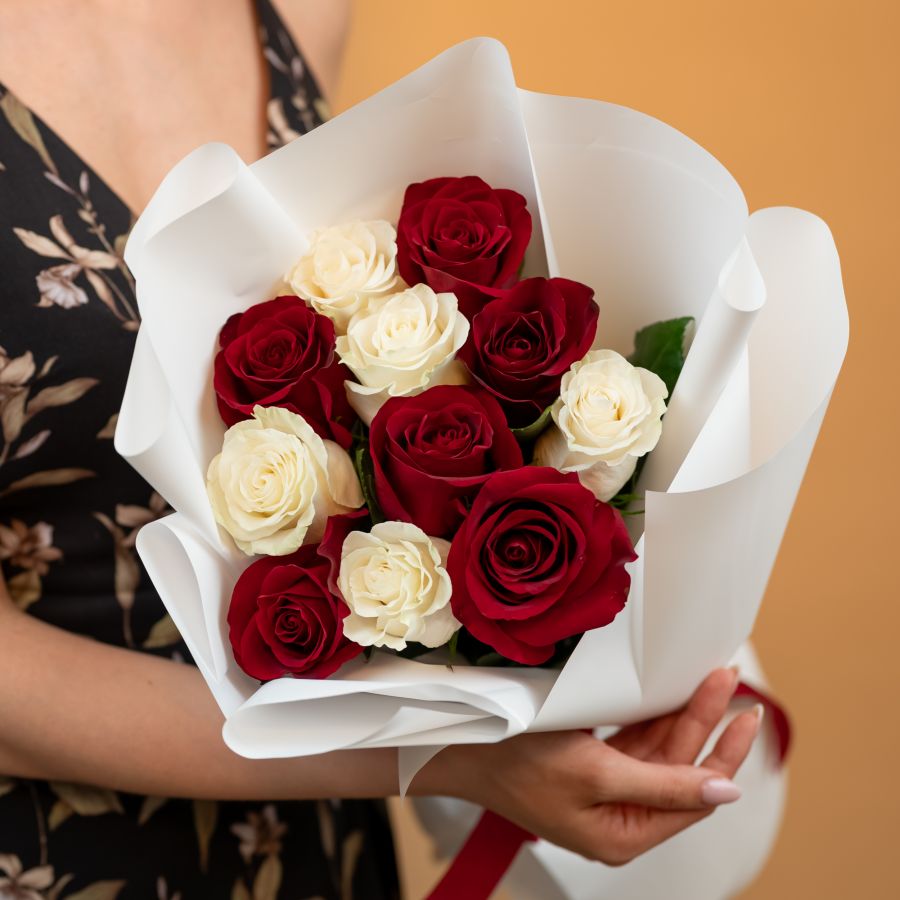 Красные и белые розы 11 шт (60см)