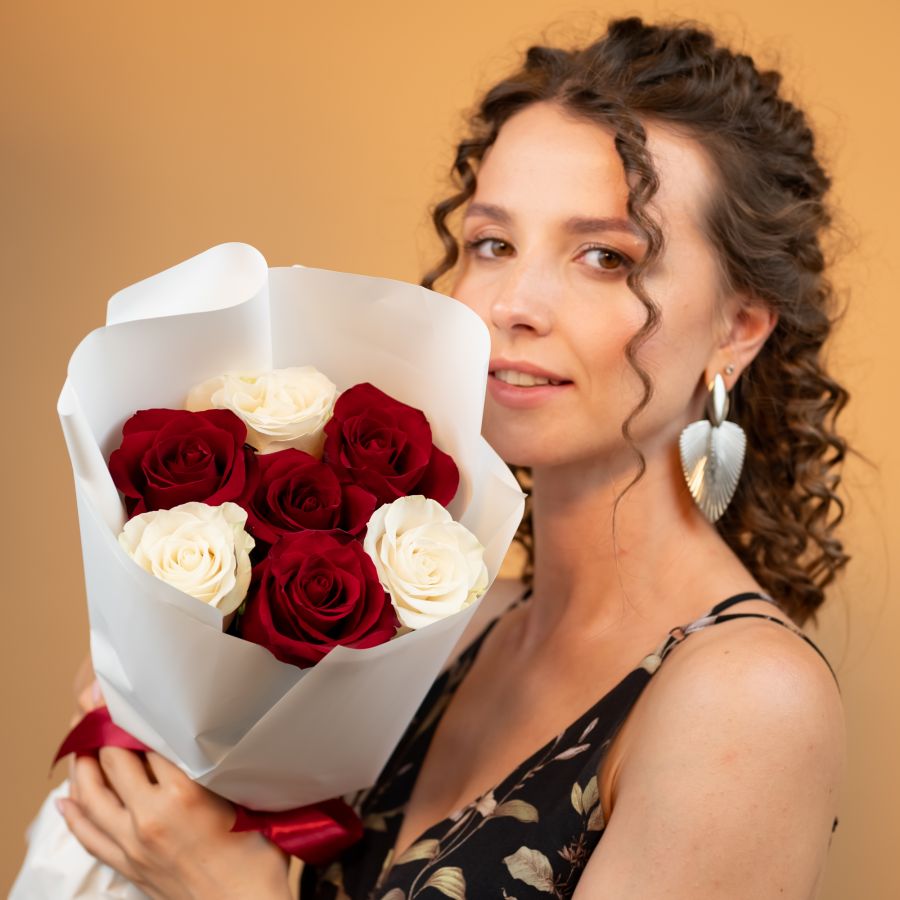 Красные и белые розы 7 шт (60см)