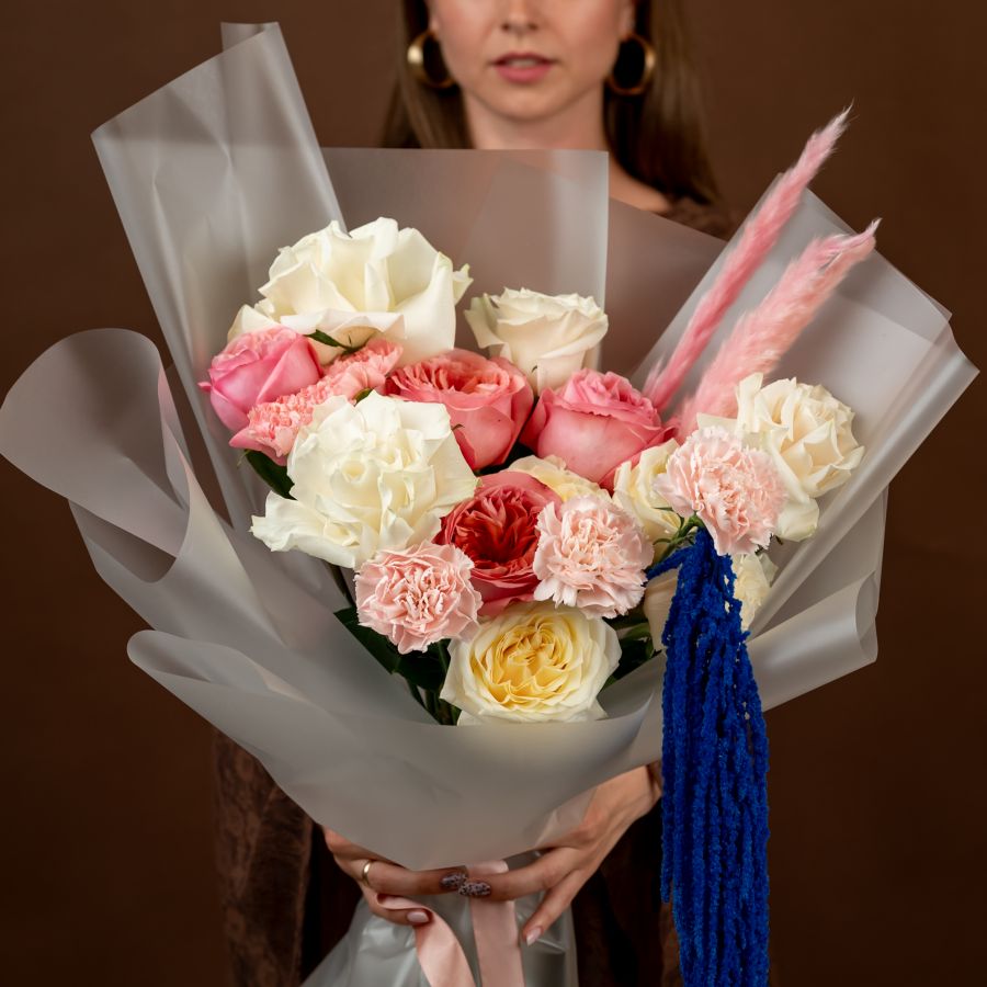 Букет из роз и амаранта