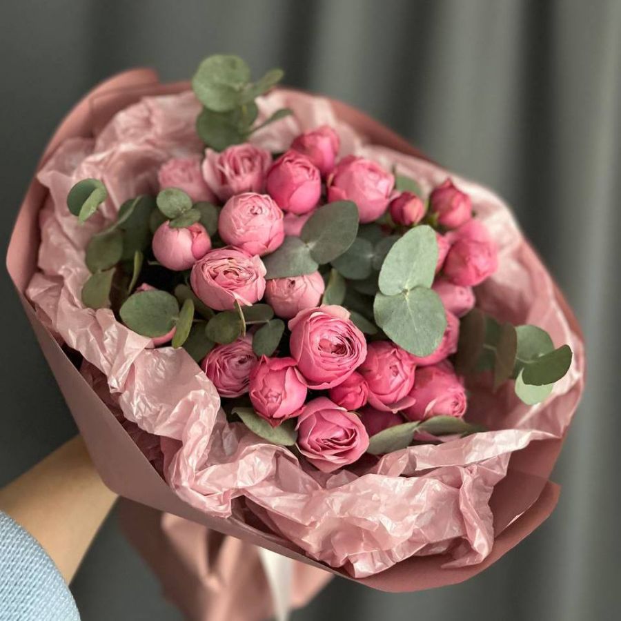 Кустовая роза с эвкалиптом