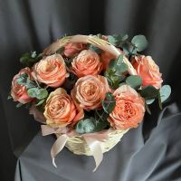 Корзина ивы с розами