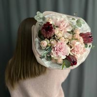 Большой букет для девушки под ленту