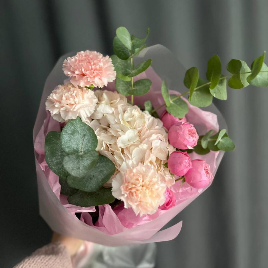 Милый сборный букет с эвкалиптом