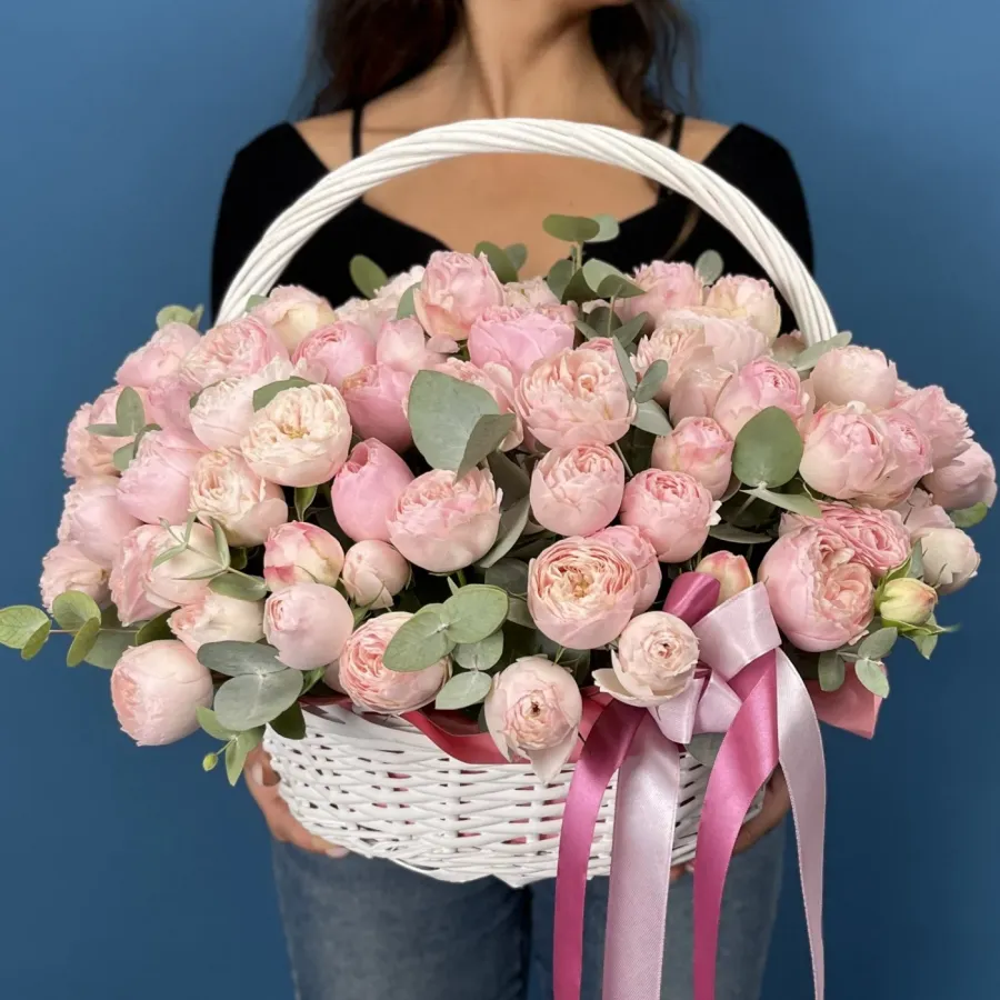51 пионовидная кустовая роза в корзине