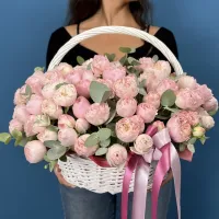 51 пионовидная кустовая роза в корзине
