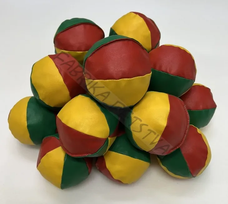 Мячики мягконабивные диаметром 10-12 см.