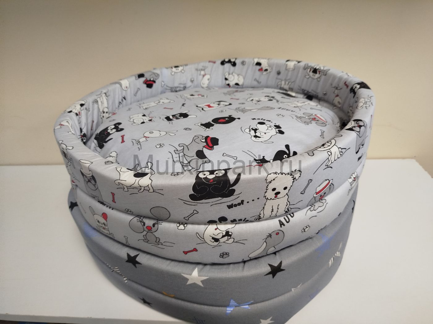 Лежанка LOWCOST круглая поплин БОЛЬШАЯ 48*48*14 Rich Breed СТМ-31 "песики"