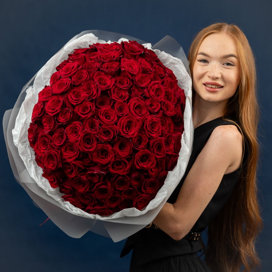 101 красная роза в оформлении (60-70 см)