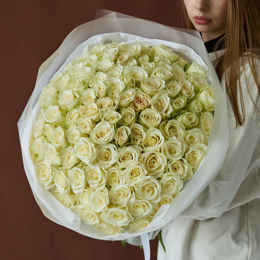 Белая роза 50-60 см в оформлении (от 11 шт)