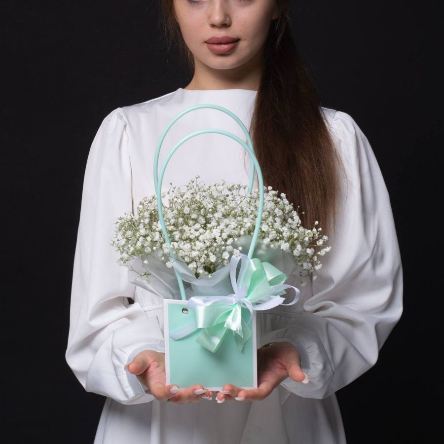 Белая гипсофила в мини-сумочке