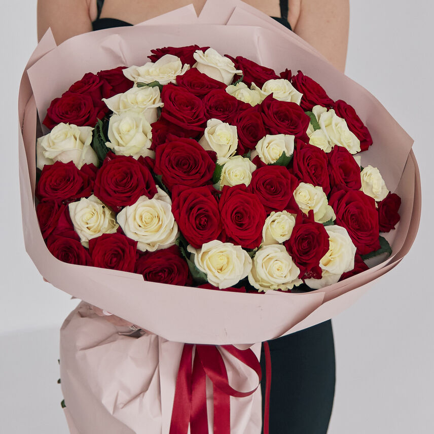 Букет из 51 красно-белой розы 50 см в оформлении.