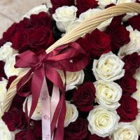 101 роза в корзине