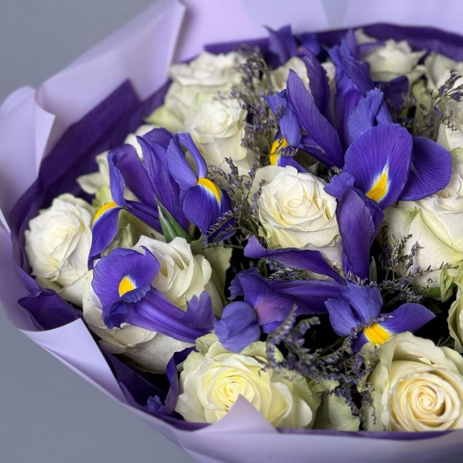 Букет белые розы и ирисы