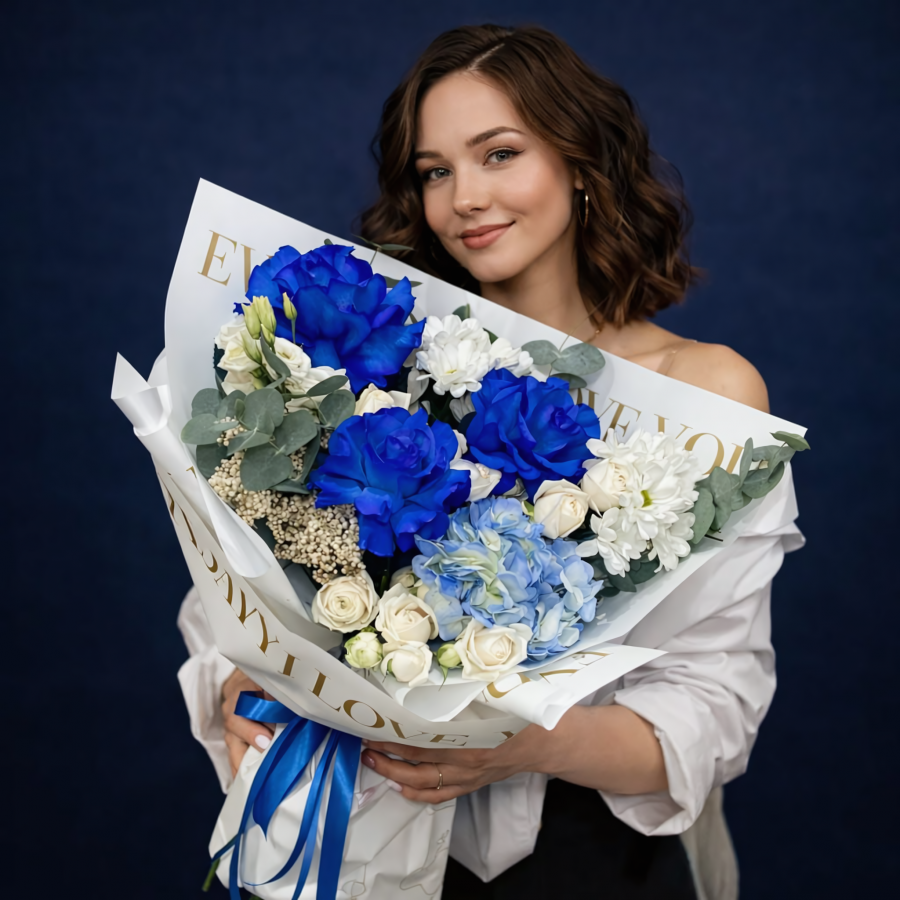 Букет с синими французскими розами