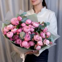 Букет из розовых кустовых пионовидных роз