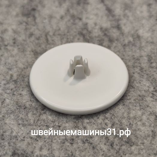 Диск фиксации катушки Juki 644, 654, 735 и др. Диаметр внешний 43,5 мм; диаметр отверстия под катушкодержатель 5,5 мм.       Цена  50 руб/шт.