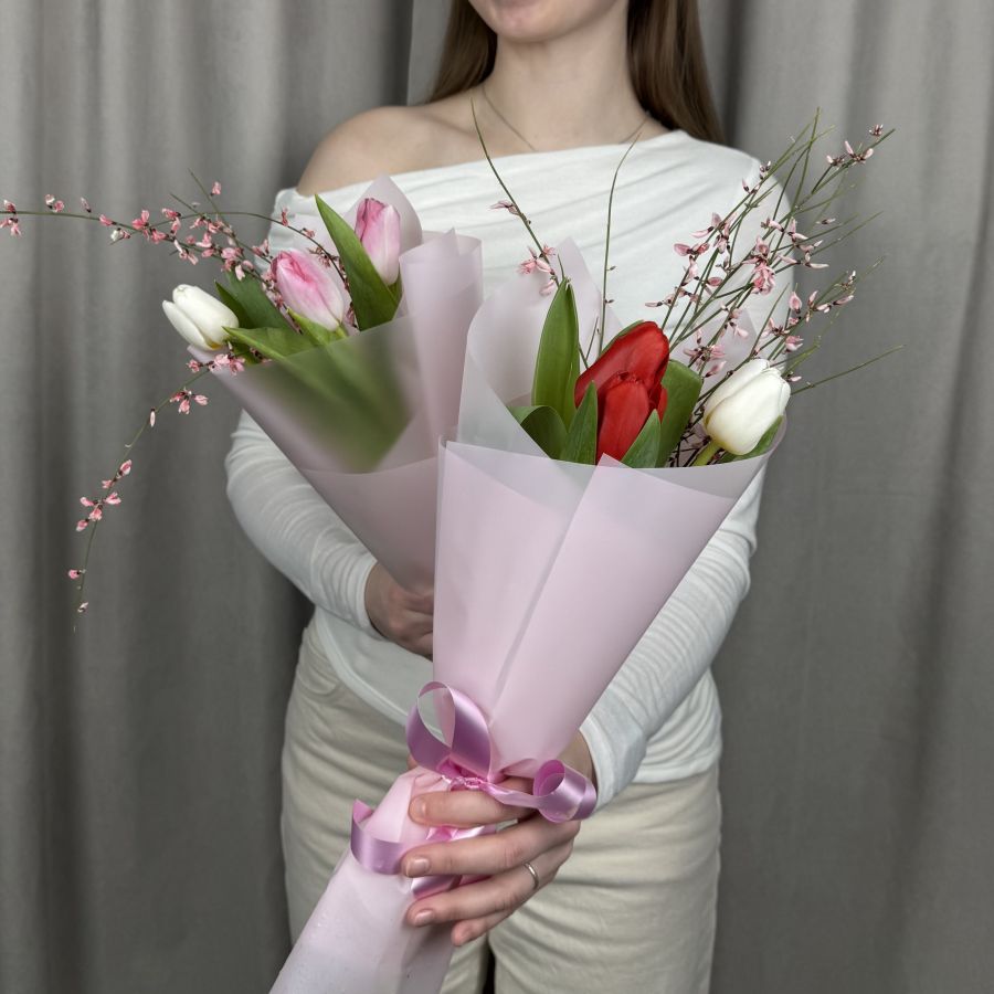 Букетик из тюльпанов и ароматной генисты