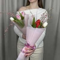 Букетик из тюльпанов и ароматной генисты