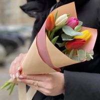 Букет из 5-ти разноцветных тюльпанов с эвкалиптом в пленке