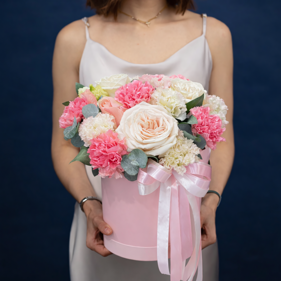 ​Композиция Шарм с розами и диантусами.