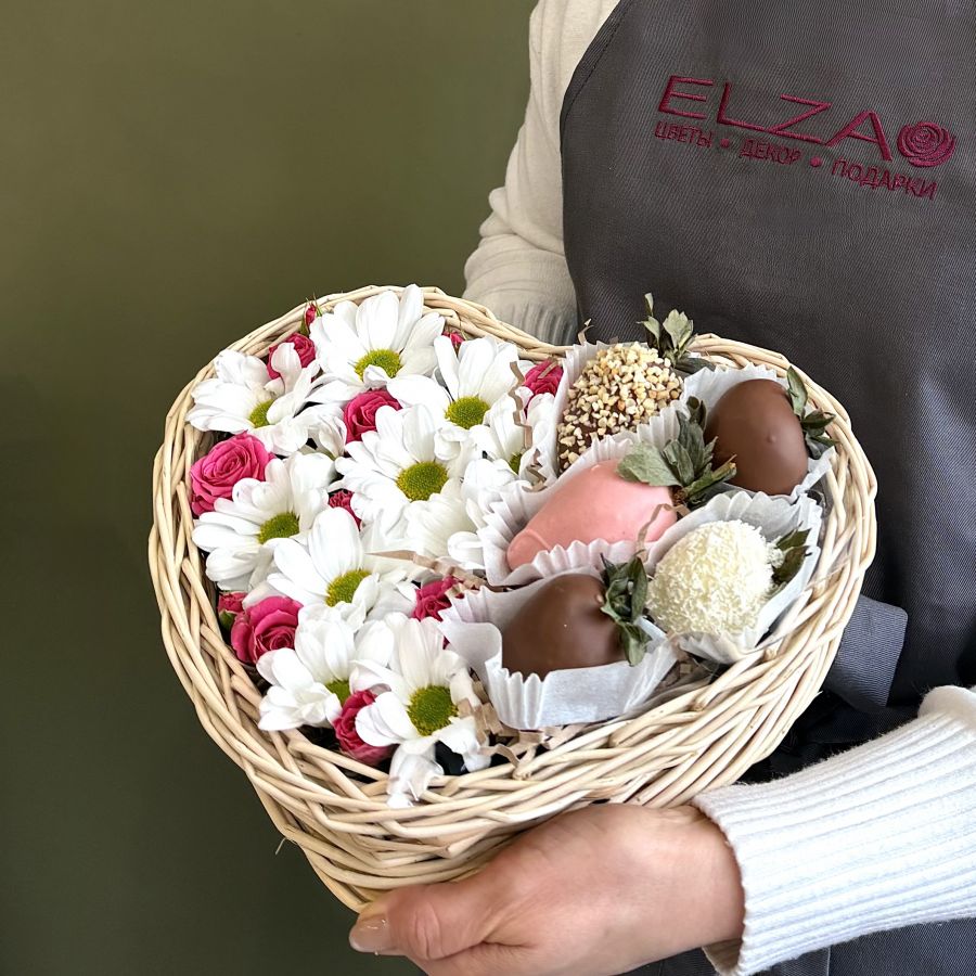 Сердце из цветов и клубники в шоколаде