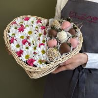 Сердце из цветов и клубники в шоколаде