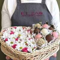 Сердце из цветов и клубники в шоколаде