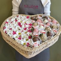 Сердце из цветов и клубники в шоколаде