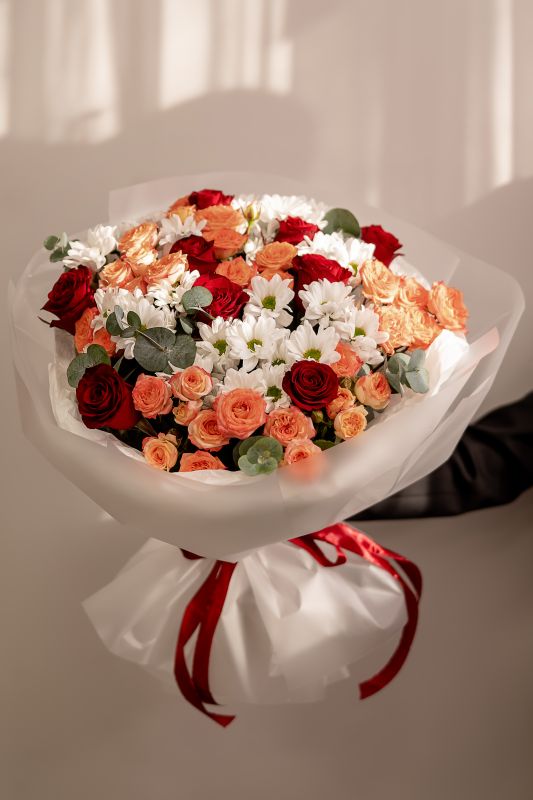 Букет «Больше, чем слова» из роз, кустовых роз и хризантем