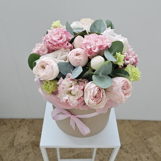 Композиция из кустовых пионовидных роз и лизиантусов