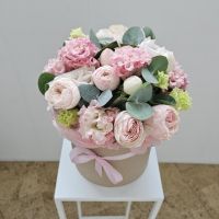 Композиция из кустовых пионовидных роз и лизиантусов