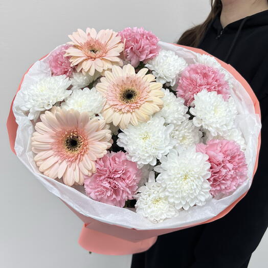 Нежный букет с герберами, диантусами и махровыми хризантемами