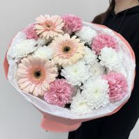 Нежный букет с герберами, диантусами и махровыми хризантемами