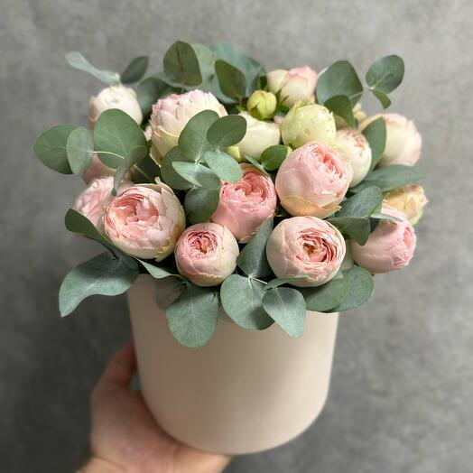 Композиция из кустовых пионовидных роз менсфилд парк в шляпной коробке