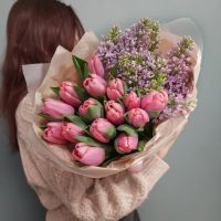 Букет из розовых тюльпанов с сиренью